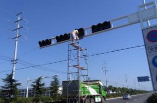 烈日(rì)堅守一線 向工(gōng)程人(rén)員(yuán)緻敬